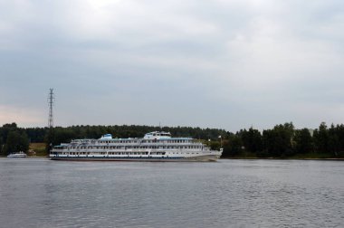 Yaroslavl XI yüzyılda kurulan en eski Rus şehirlerinden biridir. Volga yelken gemi.