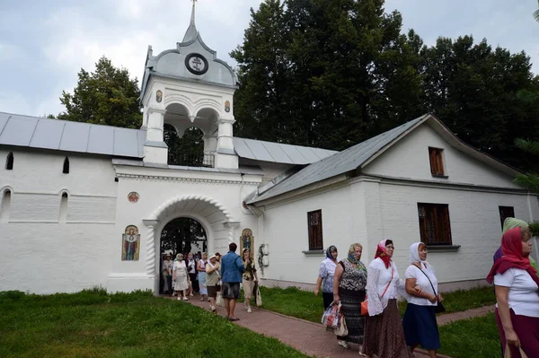 Peregrinos em Vvedensky Tolga convento Vvedensky Tolga convento. Mosteiro de mulheres ortodoxas em Yaroslavl na margem esquerda do Volga — Fotografia de Stock