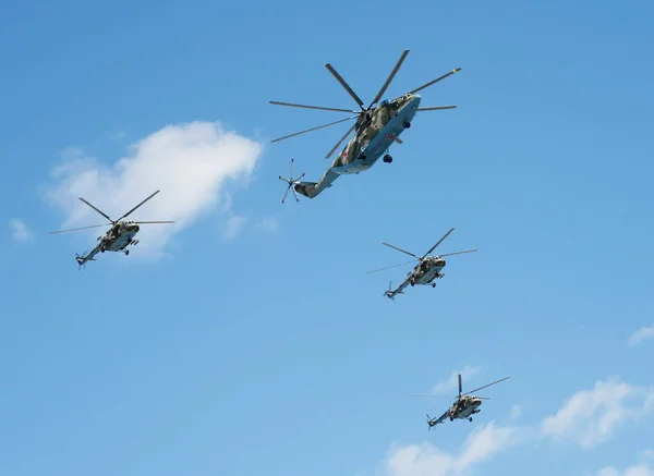 Grupo de helicópteros Mi-26 e Mi-8 AMTSH (Mi-171SH) está voando no céu sobre a praça vermelha durante um ensaio do desfile Vitória . — Fotografia de Stock