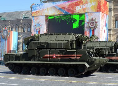  Kızıl Meydan 72th Zafer Bayramı (İkinci Dünya Savaşı) yıldönümünde prova kutlaması. Tüm hava taktik hava savunma füze sistemi 