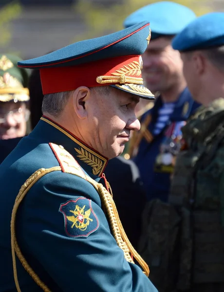 Ruské obrany ministr, armádní generál Sergej Shoigu, přivítali důstojníci po generální zkouška vojenské přehlídky vítězství na Rudém náměstí v Moskvě. — Stock fotografie