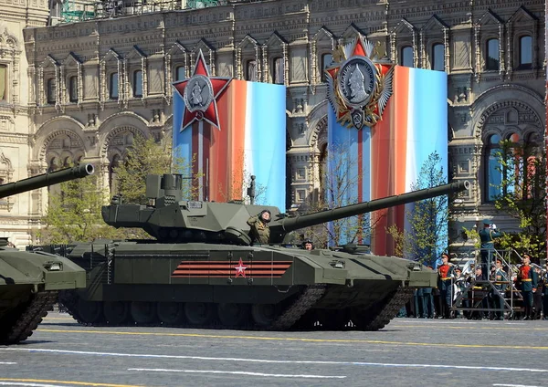  Yeni nesil ana muharebe tankı Armata evrensel mücadele platformu dayalı bir Rus gelişmiş onuruna Moscow.The T-14 Armata Zafer Bayramı geçit prova bu