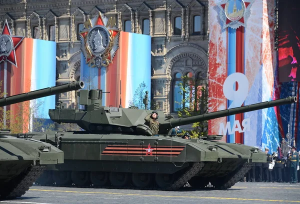  Yeni nesil ana muharebe tankı Armata evrensel mücadele platformu dayalı bir Rus gelişmiş onuruna Moscow.The T-14 Armata Zafer Bayramı geçit prova bu