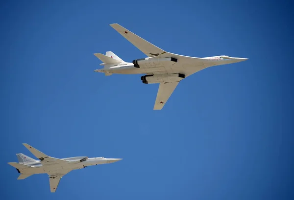 Supersonic strategiska bombplaner av långväga flyget Tu-160 "White Swan". Repetition av parad för att hedra 70-årsdagen av segern, — Stockfoto