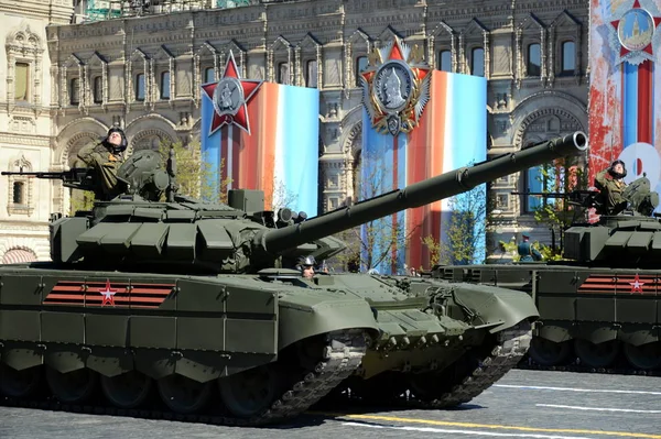 Репетиция празднования 72-й годовщины Победы (ВОВ). Т-72В3 - российский танк третьего поколения — стоковое фото