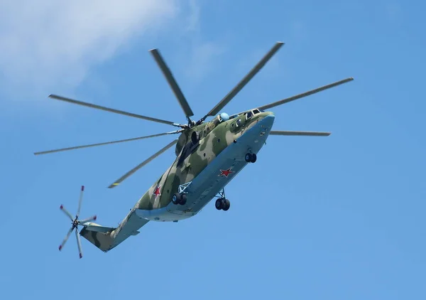 Вертолет Ми-26 пролетает над Красной площадью во время генеральной репетиции парада в честь Дня Победы в Москве — стоковое фото