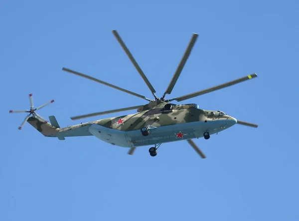L'hélicoptère Mi-26 survole la place rouge lors de la répétition générale du défilé célébrant le Jour de la Victoire à Moscou — Photo
