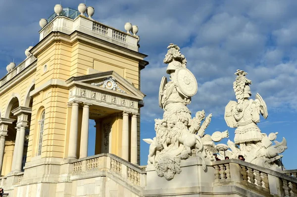 Gloriette v schonbrunn palace garden ve Vídni, Rakousko je postaven v roce 1775 jako chrám renomé — Stock fotografie