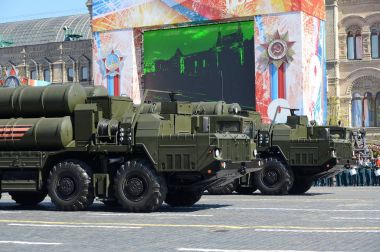  S-400 Triumf (Nato rapor adı: Sa-21 Growler) büyük ve orta menzilli bir hava silah sistem Rusya'nın Almaz Merkezi Tasarım Bürosu tarafından geliştirilmiştir.