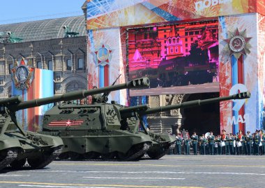  Zafer Bayramı (İkinci Dünya Savaşı) 72th yıldönümü kutlaması. Rus ağır kundağı 152-mm obüs 2s19 