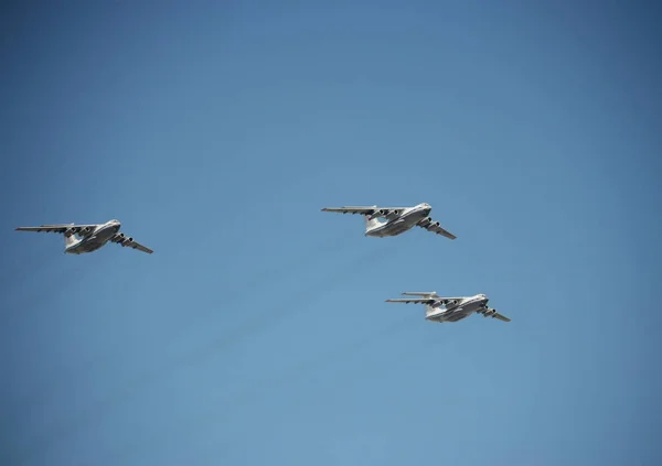 Avión de transporte militar "Il-76 MD" durante un ensayo del desfile dedicado al Día de la Victoria . —  Fotos de Stock