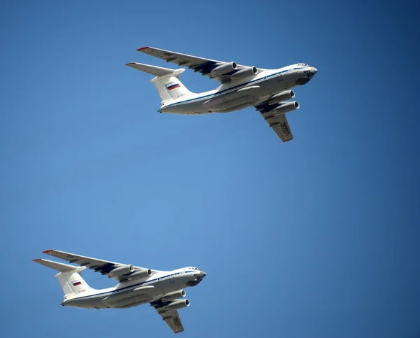 Military transport aircraft "Il-76 MD" during a rehearsal of the parade dedicated to the Victory Day. — Stock Photo, Image