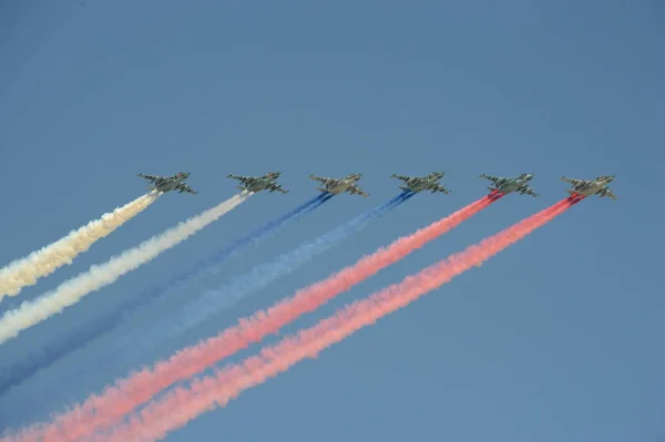 A csoport támadás sík Grach Szuhoj Su-25 (Nato-kód: "Frogfoot") az égen füst: a próba szentelt a győzelem napja parade az orosz zászló színei — Stock Fotó