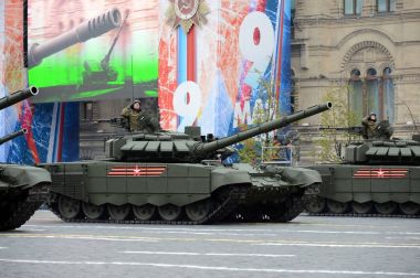  Zafer Bayramı (İkinci Dünya Savaşı) 72th yıldönümü kutlaması. T-72b3 üçüncü nesil Rus ana muharebe tankı olduğunu.