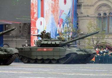  Zafer Bayramı (İkinci Dünya Savaşı) 72th yıldönümü kutlaması. T-72b3 üçüncü nesil Rus ana muharebe tankı olduğunu.