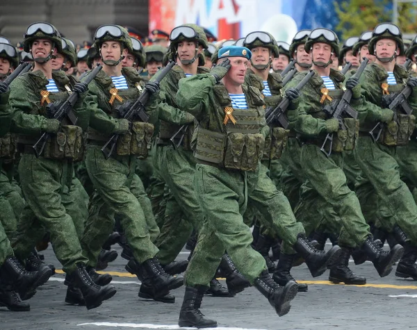 Парашютисты 331-го гвардейского воздушно-десантного полка в Костроме во время парада на Красной площади в честь Дня Победы . — стоковое фото