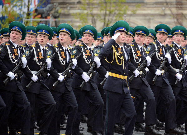  Курсанты Московского пограничного института ФСБ России на Красной площади во время парада в честь Дня Победы
.