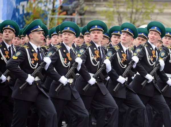 Kadetów granicy Moskwie Instytut Fsb Rosji na placu czerwonym podczas parady z okazji dnia zwycięstwa. — Zdjęcie stockowe