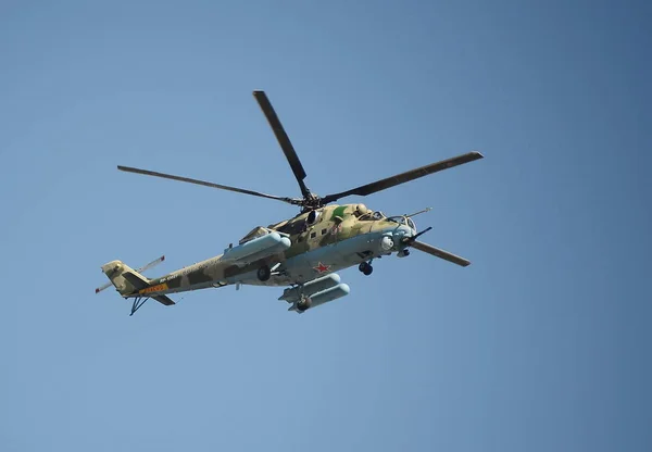 Attaque d'hélicoptères "Mi-35M" lors d'une répétition du défilé dédié au 72 anniversaire de la Victoire dans la grande guerre patriotique . — Photo