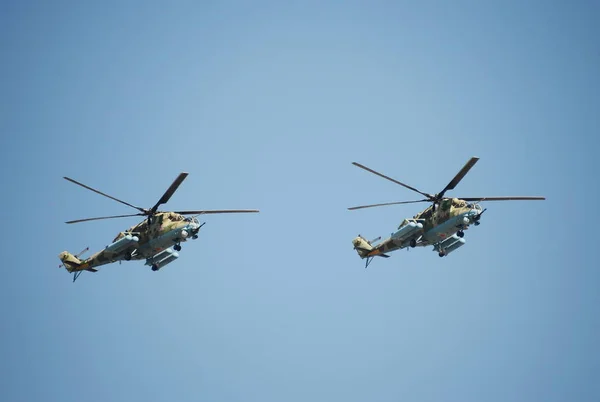 Helicópteros de ataque "Mi-35M" durante un ensayo del desfile dedicado al 72 aniversario de la Victoria en la gran guerra patriótica . —  Fotos de Stock