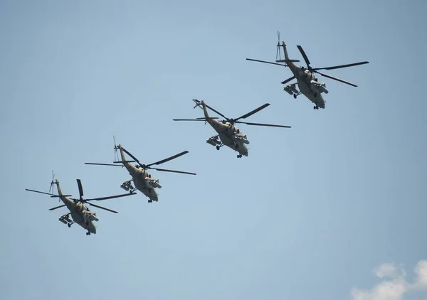 Helicópteros de ataque "Mi-35M" durante un ensayo del desfile dedicado al 72 aniversario de la Victoria en la gran guerra patriótica . —  Fotos de Stock