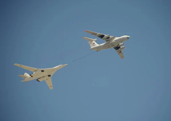 Simulated mid-air refueling aircraft Il-78 and Tu-160 during a rehearsal of the parade dedicated to the 72nd anniversary of the Victory in the great Patriotic war. — Stock Photo, Image