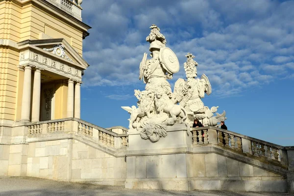 Gloriette w ogrodzie pałacu schonbrunn Wiedeń, austria jest zbudowany w 1775 roku jako świątyni sławy. — Zdjęcie stockowe