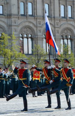  Kızıl Meydan üzerinde askeri geçit töreni provası, Rus bayrağı onur bekçi özel komutanı Preobrazhensky alayı askerleri taşıyan .