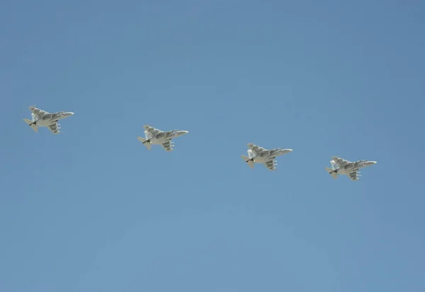 Próba ünnepi repülés repülés ég alatt Moszkva. Harci repülőgépek, a jak-130-as csoport. — Stock Fotó