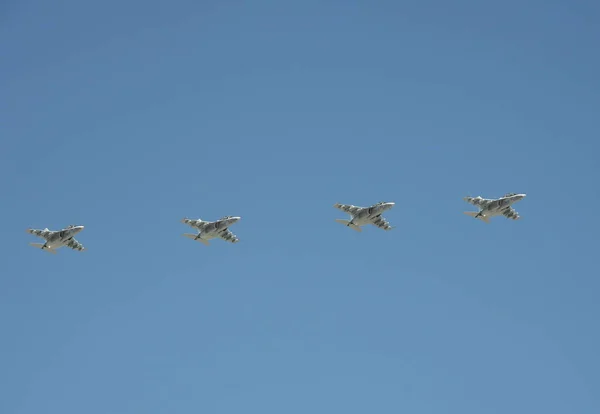 Probe-Zeremonienflug im Himmel über Moskau. Gruppe Kampfflugzeug yak-130. — Stockfoto