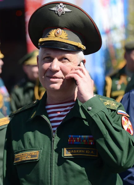 El jefe del entrenamiento de las tropas (fuerzas) del servicio federal de las tropas de la guardia nacional de la Federación Rusa el general-teniente Yury Babkin . —  Fotos de Stock