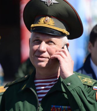  Eğitim birlikleri başkanı (Ulusal Muhafız birlikleri Korgeneral Yury Babkin Rusya Federasyonu Federal Servisi zorlar).