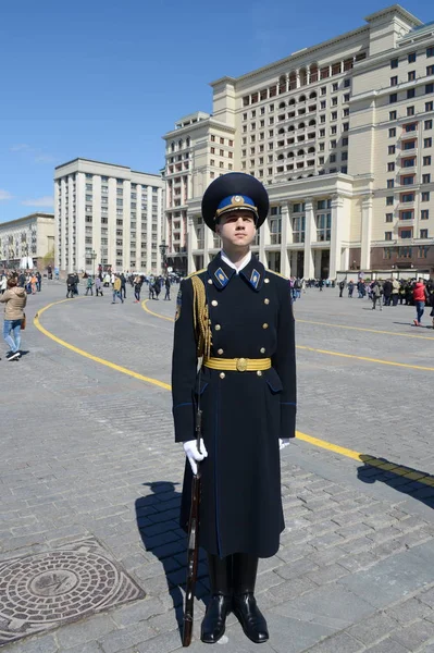 Soldados do regimento presidencial durante um ensaio do desfile na praça Manege . — Fotografia de Stock