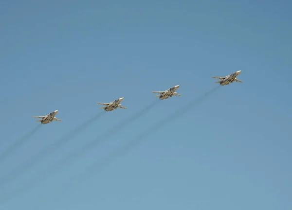 Bombardeiro de linha de frente atualizado com asa de varredura variável su-24M no ensaio do desfile Vitória . — Fotografia de Stock