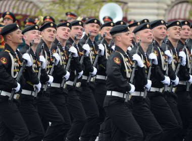  Zafer günü onuruna tören sırasında Bialystok Tugay kırmızı kare Baltık filonun denizciler 336-th ayrı korur.