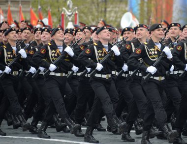  Zafer günü onuruna tören sırasında Bialystok Tugay kırmızı kare Baltık filonun denizciler 336-th ayrı korur.