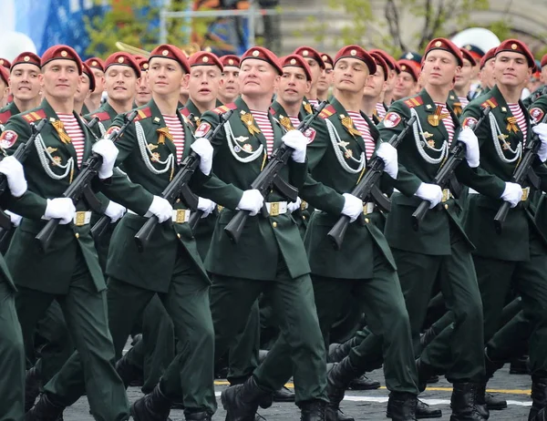 Żołnierze jego dywizją. Dzierżyńskiego Gwardii Narodowej wojska podczas parady na placu czerwonym z okazji dnia zwycięstwa. — Zdjęcie stockowe