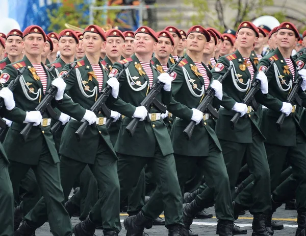 Onun division askerleri. Geçit töreninde kırmızı kare onuruna Zafer Bayramı sırasında Dzerzhinsky Ulusal Muhafız birlikleri. — Stok fotoğraf