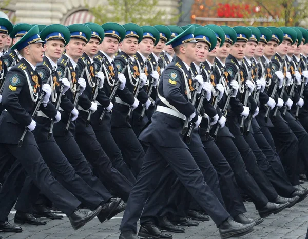 莫斯科边界研究所的 Fsb 的俄罗斯红场胜利日游行期间的军校学员. — 图库照片