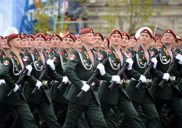 Die Soldaten seiner Division. Dserschinski von der Nationalgarde während einer Parade auf dem Roten Platz zu Ehren des Sieges. — Stockfoto