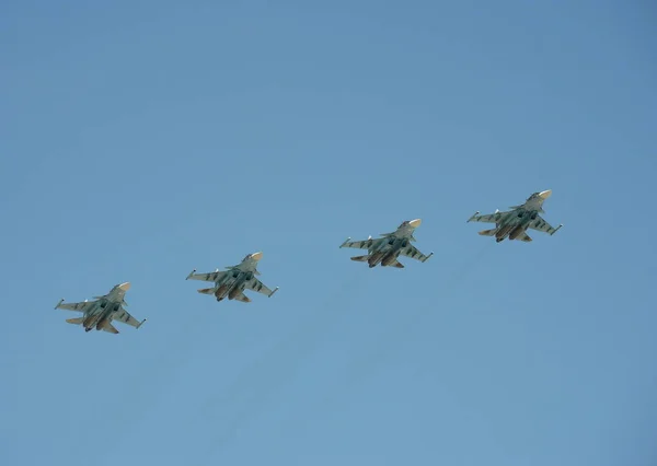 Multirole винищувачів-бомбардувальників су-34. Репетиція параду на честь 72-річчя Перемоги. — стокове фото