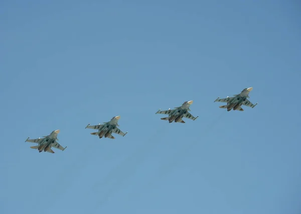 Caça-bombardeiros multifunções Su-34. Ensaio de desfile em honra do 72 aniversário da Vitória . — Fotografia de Stock