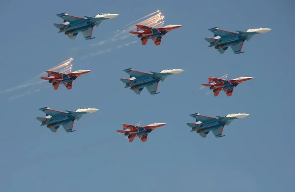 Equipo acrobático "Swifts" y "Caballeros rusos" aviones "su-30cm y MiG-29" hizo el saludo durante un ensayo del desfile de la Victoria . — Foto de Stock