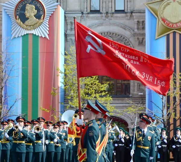 Les soldats de la garde d'honneur le commandant spécial du régiment Preobrazhensky portent le drapeau de la Victoire à la répétition de la parade militaire sur la place rouge . — Photo