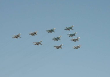  Grup Su-34, Su-27 ve Su-35 büyük Vatanseverlik Savaşı zaferle 72 yıldönümü adanmış geçit bir prova sırasında.
