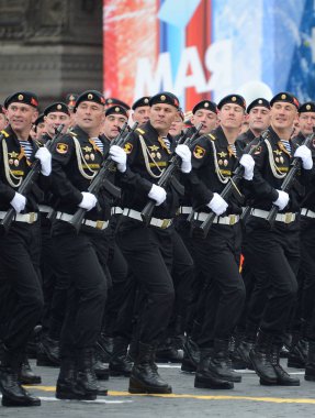  Kızıl Meydan geçit onuruna Zafer Bayramı sırasında Kirkenes Kızıl Bayrak Bahriye Piyade Tugayı kıyı Kuvvetleri Kuzey Filosu 61 denizciler ayırmak.