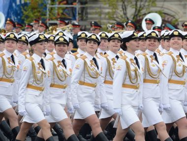  Kızlar-öğrenciler ve maddi destek A. Khrulyov sonra kırmızı kare üzerinde zafer günü yürüyüşü sırasında adlı askeri Üniversitesi ve Volsky askeri Enstitüsü.