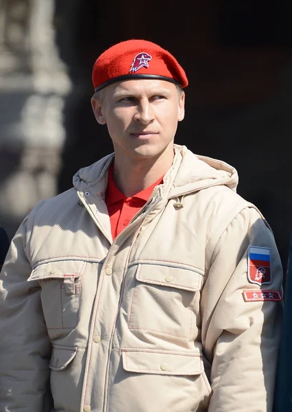 Chefe do Estado-Maior do Movimento Militar-Patriótico Juvenil da equipe "Unarmy" Dmitry Trunenkov durante o ensaio do desfile do Dia da Vitória na Praça Vermelha . — Fotografia de Stock