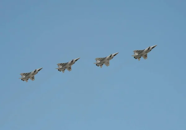 Fighter-interceptor Mig-31 Bm - under repetitionen av paraden tillägnad den 72: a årsdagen av segern i det stora fosterländska kriget. — Stockfoto