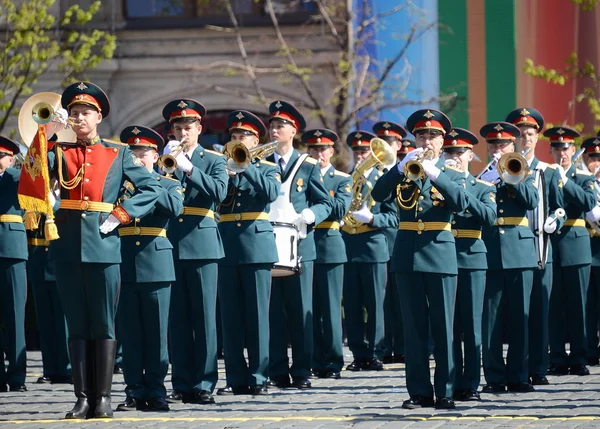 Músicos militares en el ensayo del desfile dedicado al 72 aniversario de la Victoria en la gran guerra patriótica . — Foto de Stock